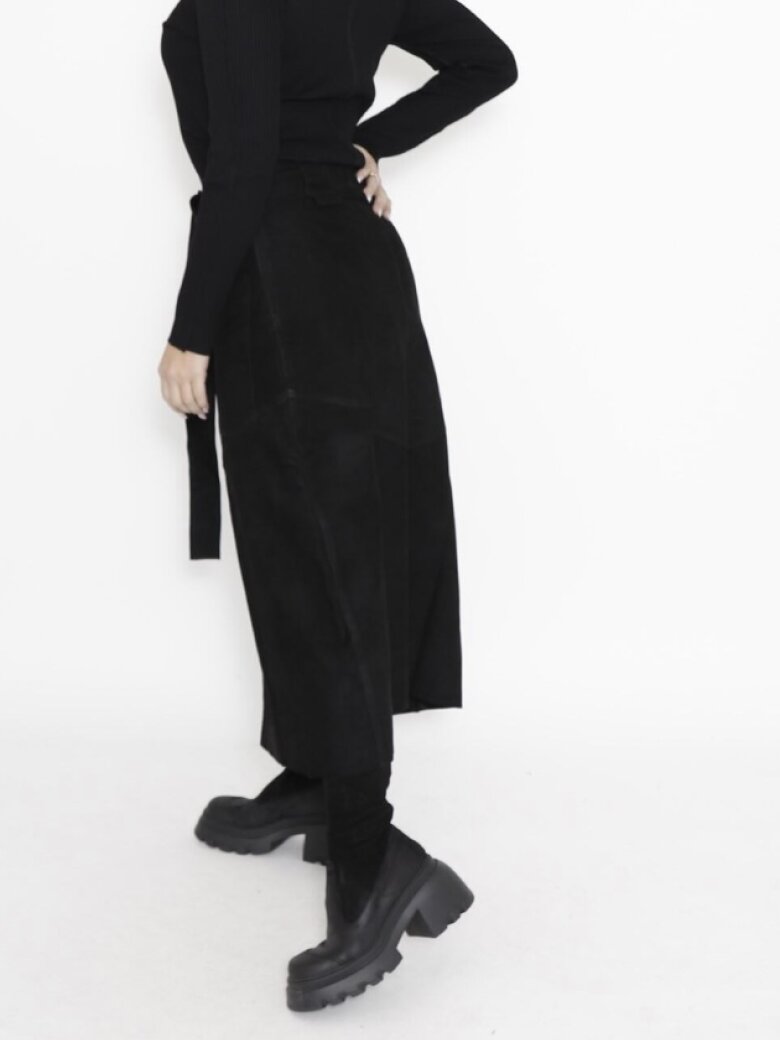 Sort Aarhus - Skirt in suede with a tie belt