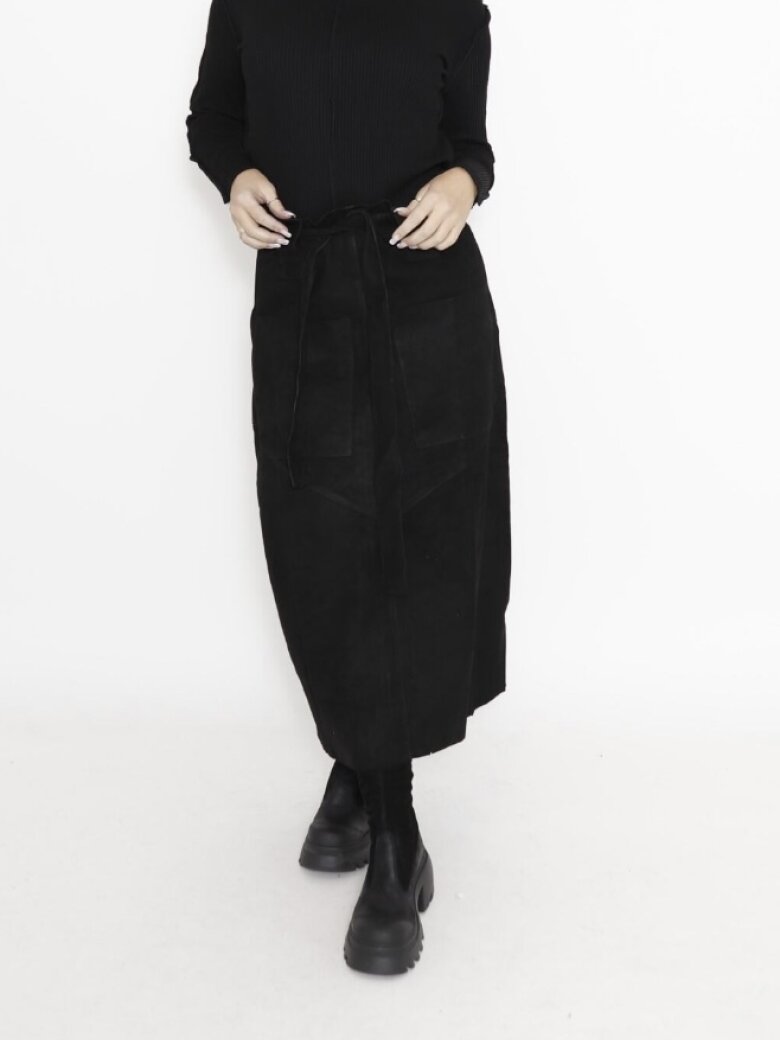 Sort Aarhus - Skirt in suede with a tie belt