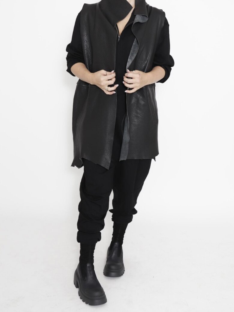 Sort Aarhus - Leather vest with pockets and raw lines