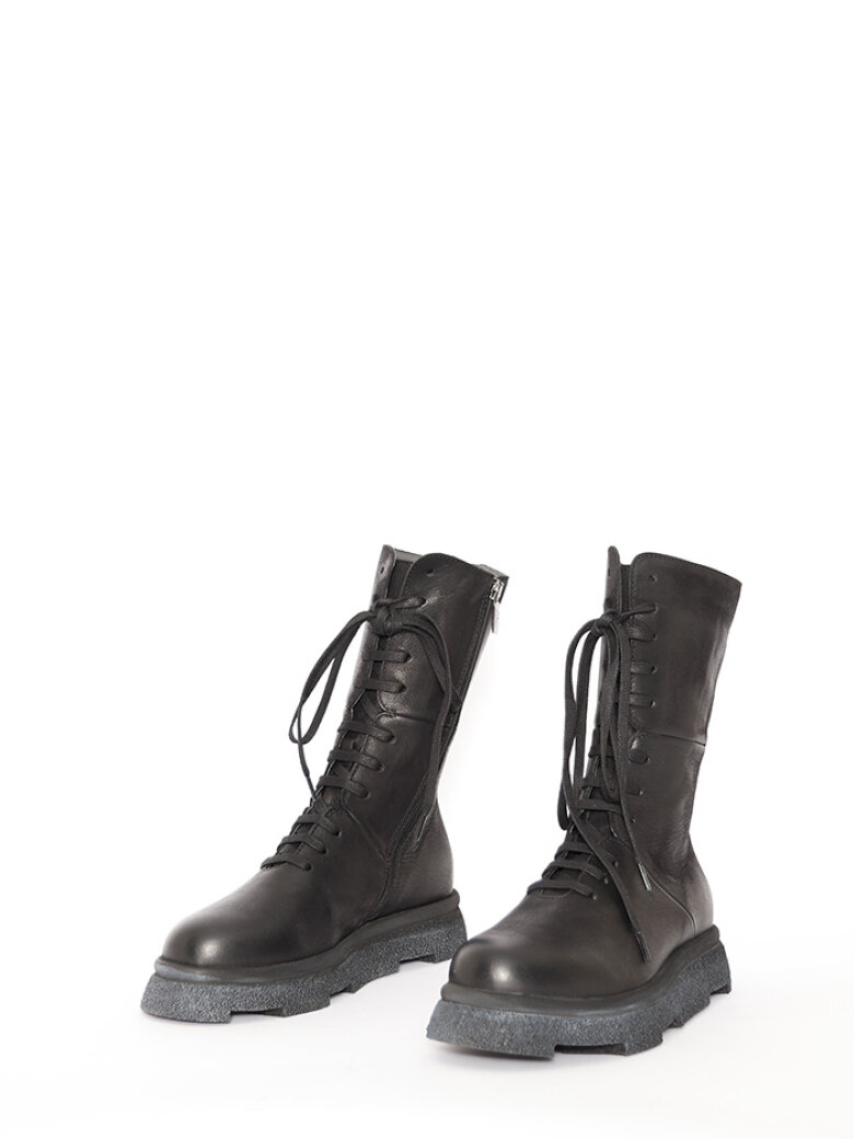 Lofina - Half long boot with laces and a zipper