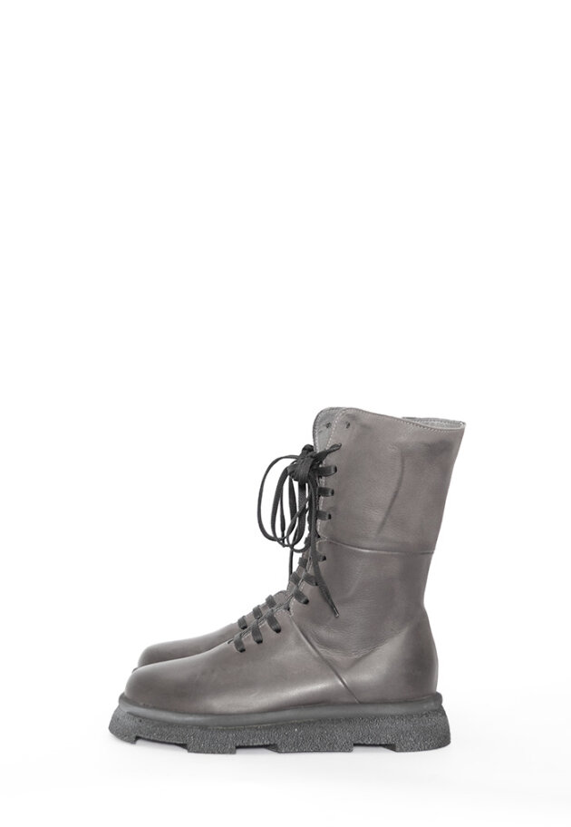 Lofina - Half long boot with laces and a zipper