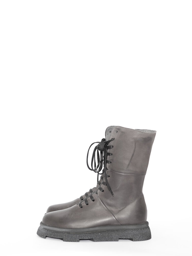 Lofina - Half long boot with laces and a zipper