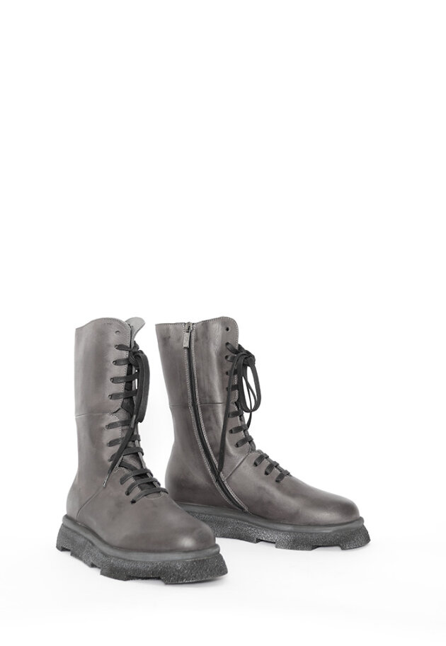 Lofina - Half long boot with laces and a zipper