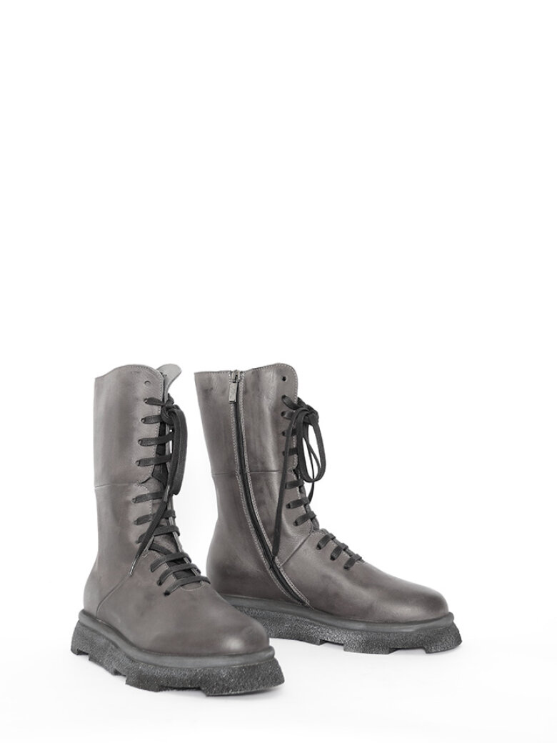 Lofina - Half long boot with laces and a zipper