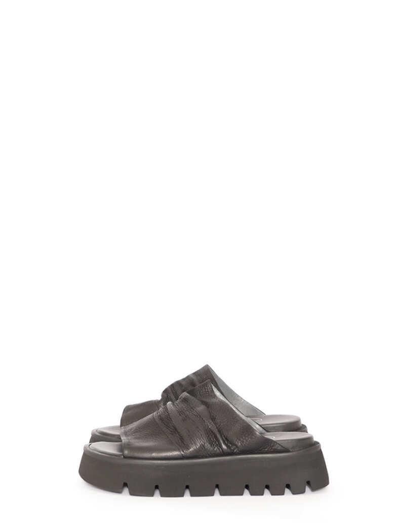 Lofina - Sandal with wrinkled leather