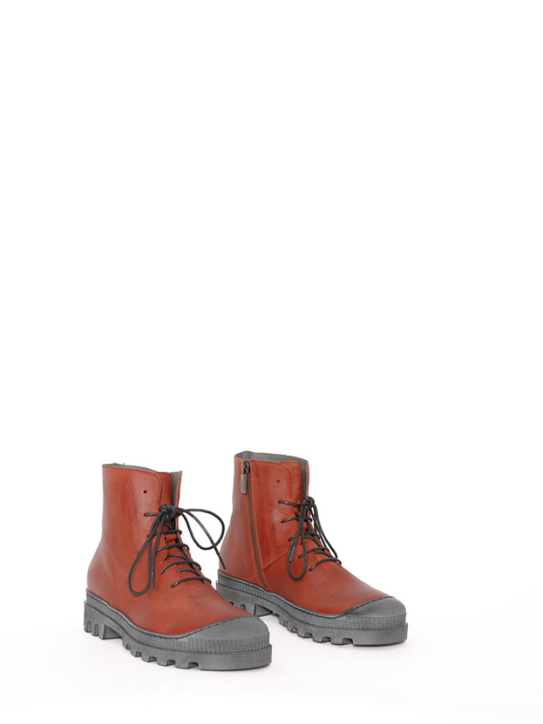 Boot with laces and zipper