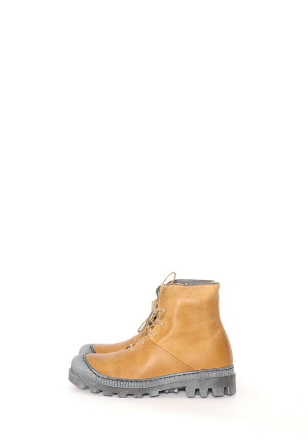 Short boot with laces and a zipper Short boot with laces and a zipper