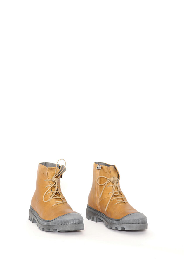 Short boot with laces and a zipper