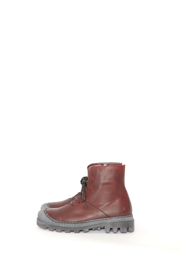 Short boot with laces and zipper