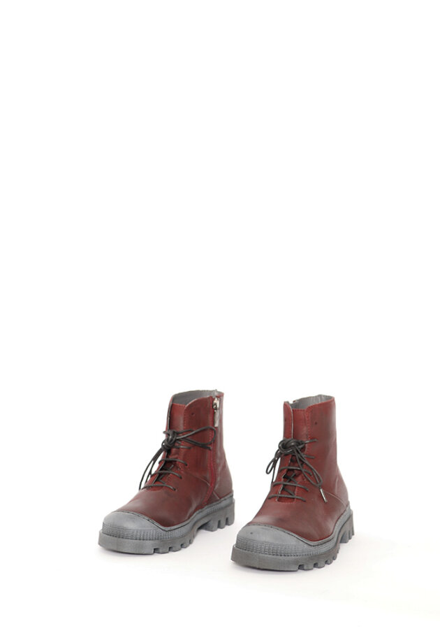 Short boot with laces and zipper