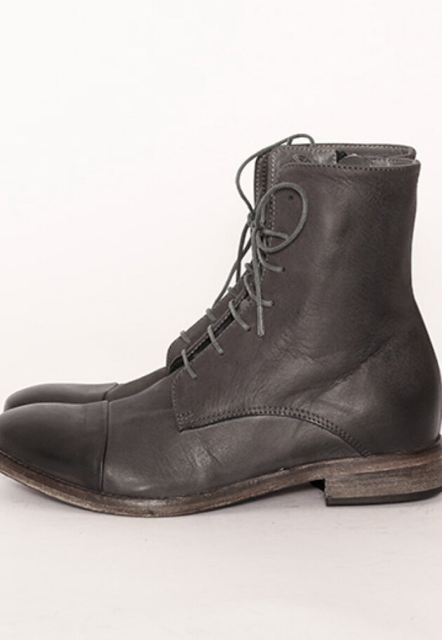 Lofina - Boot with laces, zipper and a leather sole