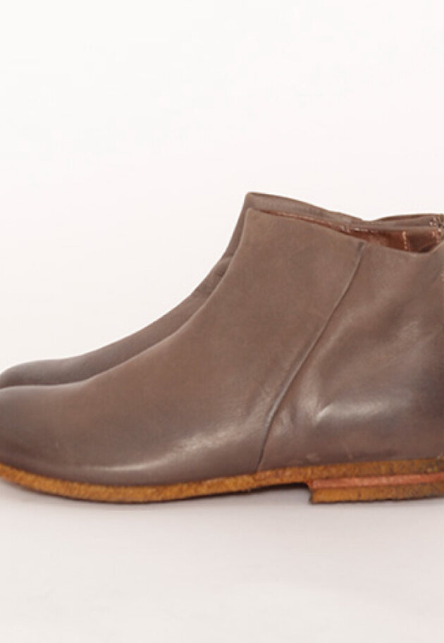 Boot with a zipper and heel