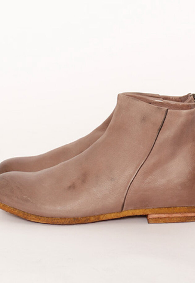 Boot with a zipper.