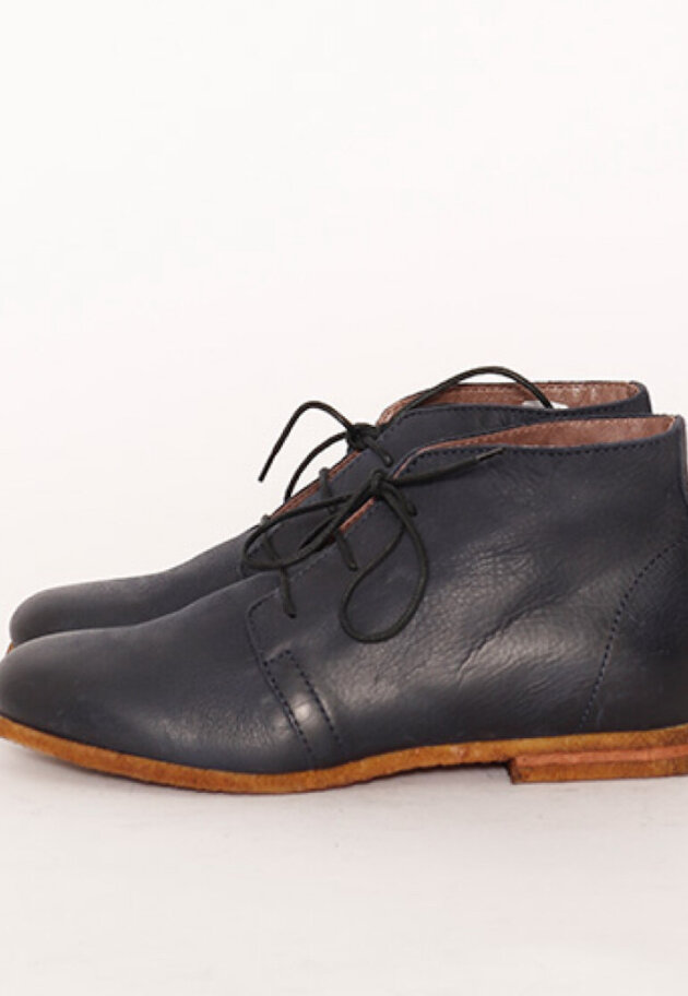 Lofina - Desert boot with a raw rubber sole