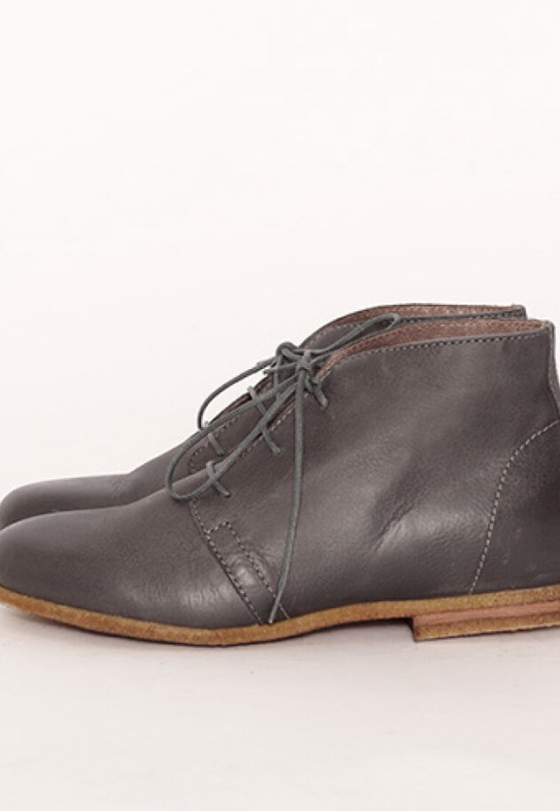 Lofina - Desert boot with a raw rubber sole