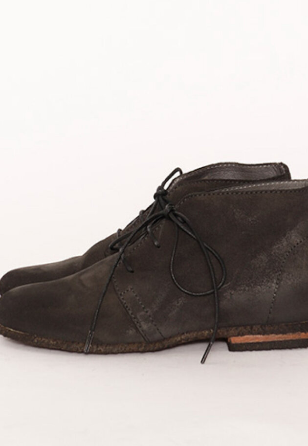 Lofina - Desert boot with a raw rubber sole