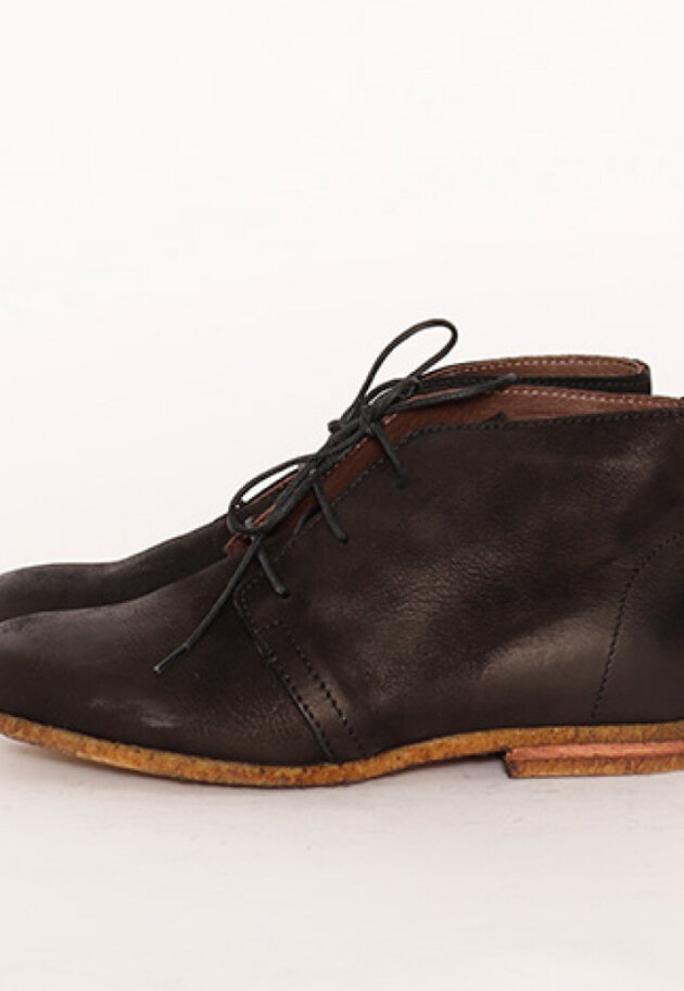 Lofina - Desert boot with a raw rubber sole