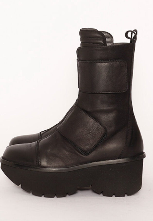 Lofina - Boot with a micro sole and velcro