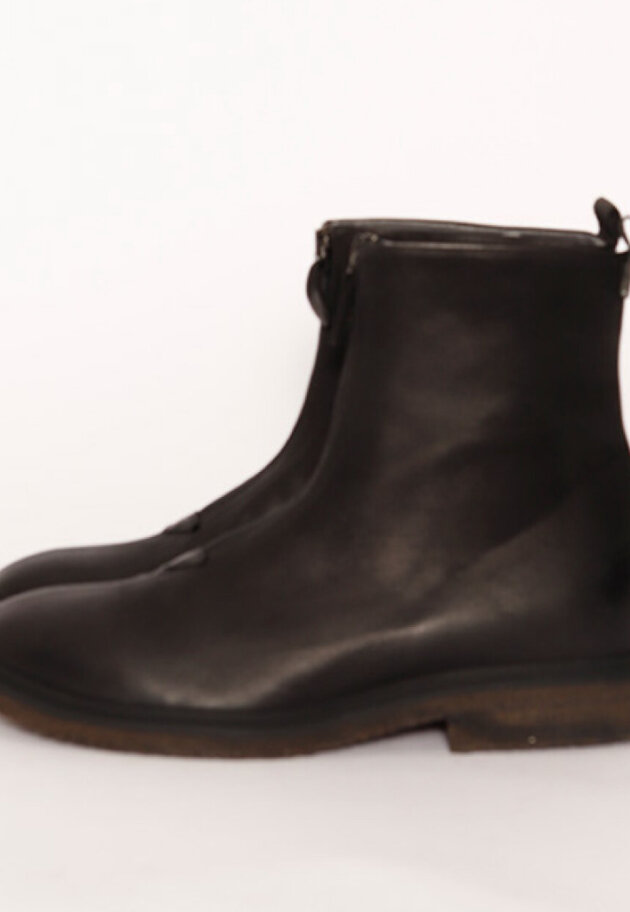 Lofina - Bootie with a black raw rubber sole and zipper