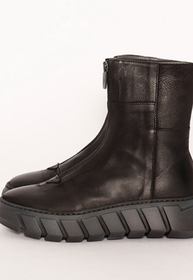Lofina - Bootie with a black rubber sole and a zipper
