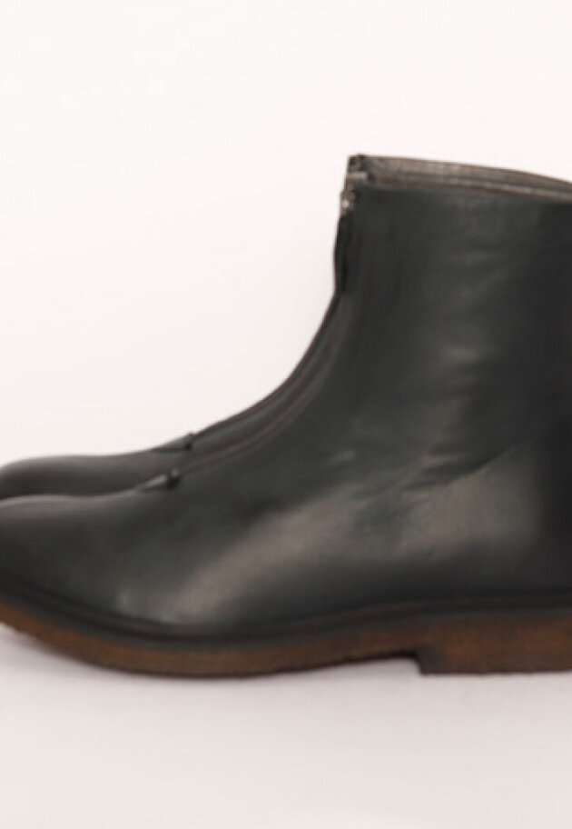 Lofina - Bootie with a black raw rubber sole