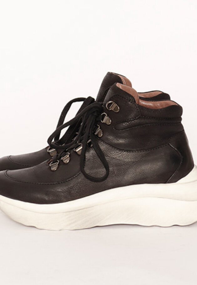 Lofina - Sneakers with micro fiber sole and laces