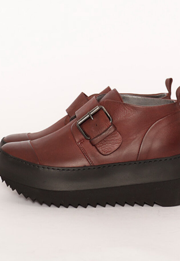 Lofina - Shoe with buckle and a micro sole