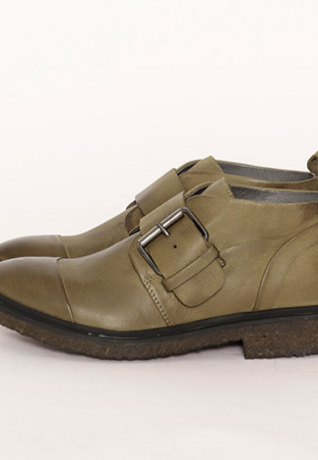 Lofina - Shoe with a raw rubber sole and a buckle