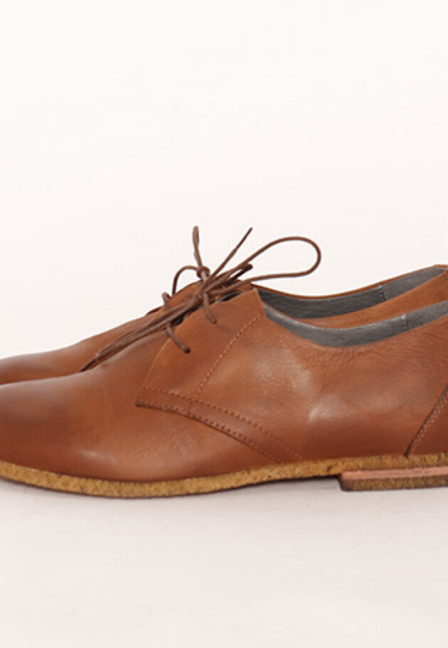 Lofina - Low shoe with shoelace and a raw rubber sole