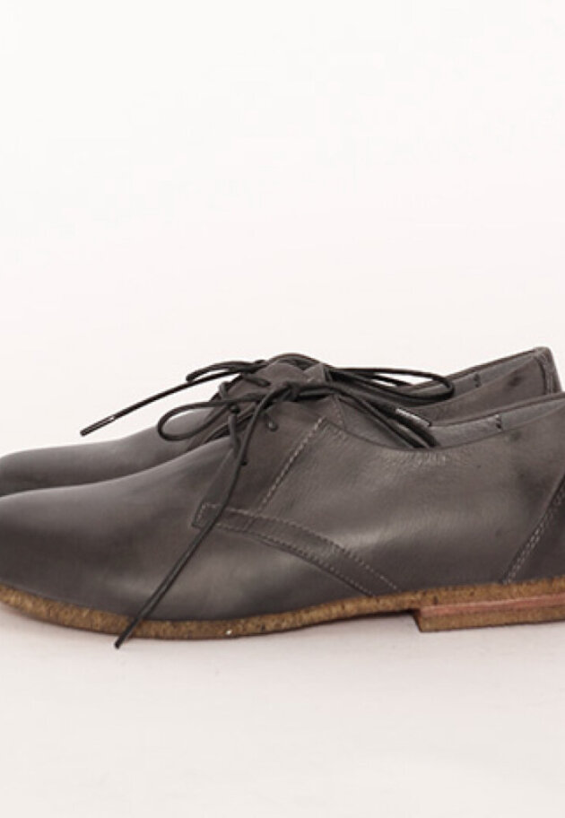 Lofina - Low shoe with shoelace and a raw rubber sole