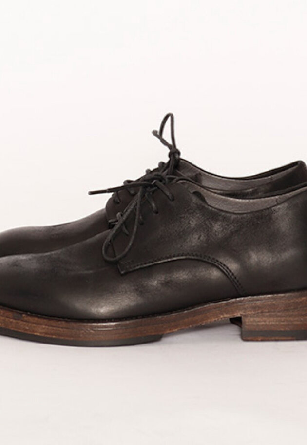 Lofina - Shoe with a sole in leather