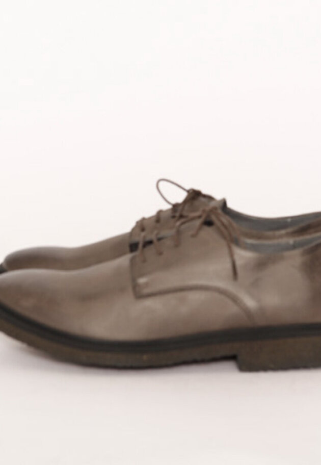 Lofina - Shoe with a black raw rubber sole