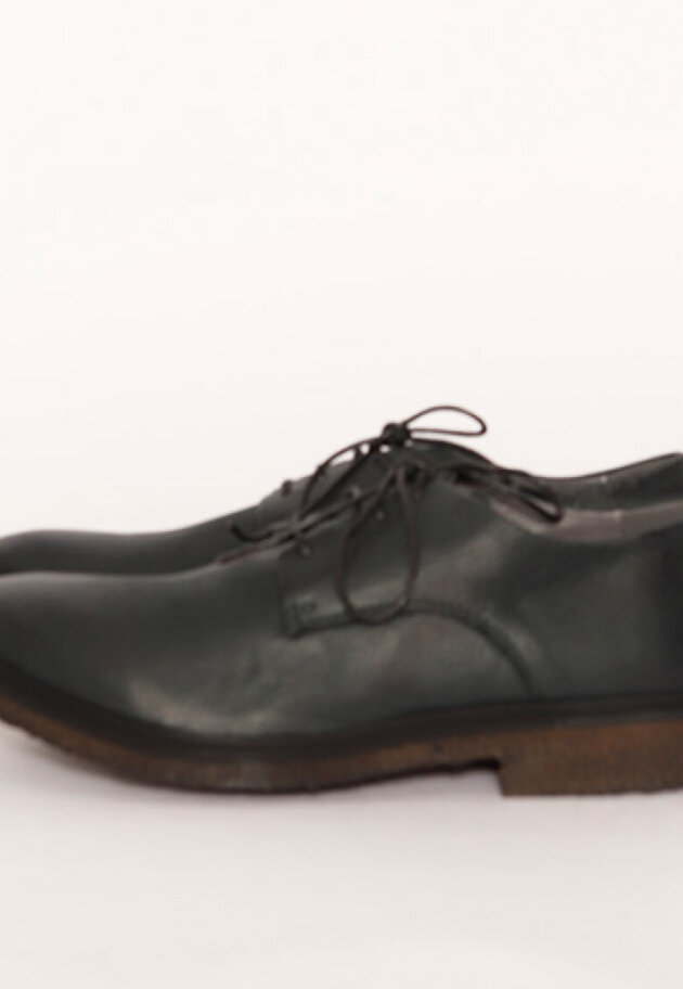 Lofina - Shoe with a black raw rubber sole