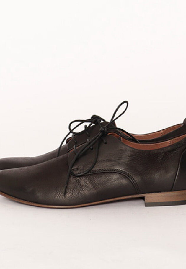 Lofina - Shoe with lace and a leather sole