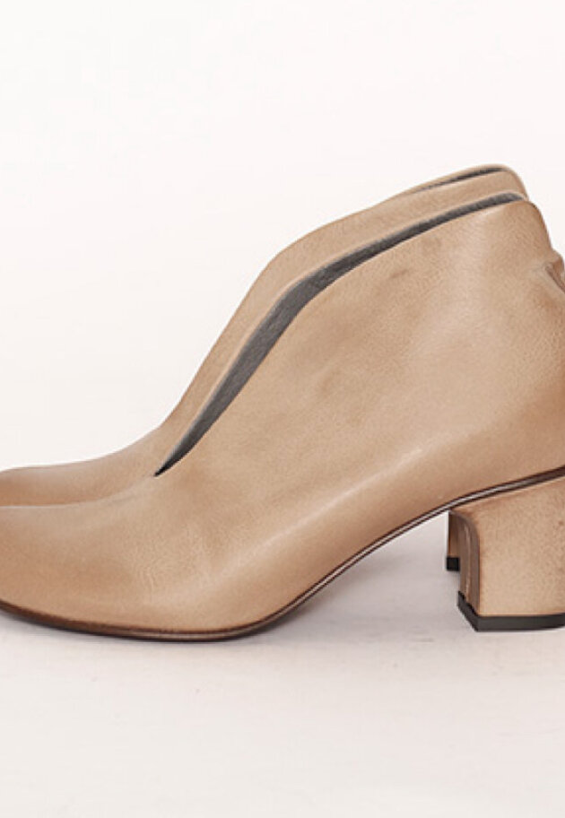 Lofina - Shoe with heel and a deep cut