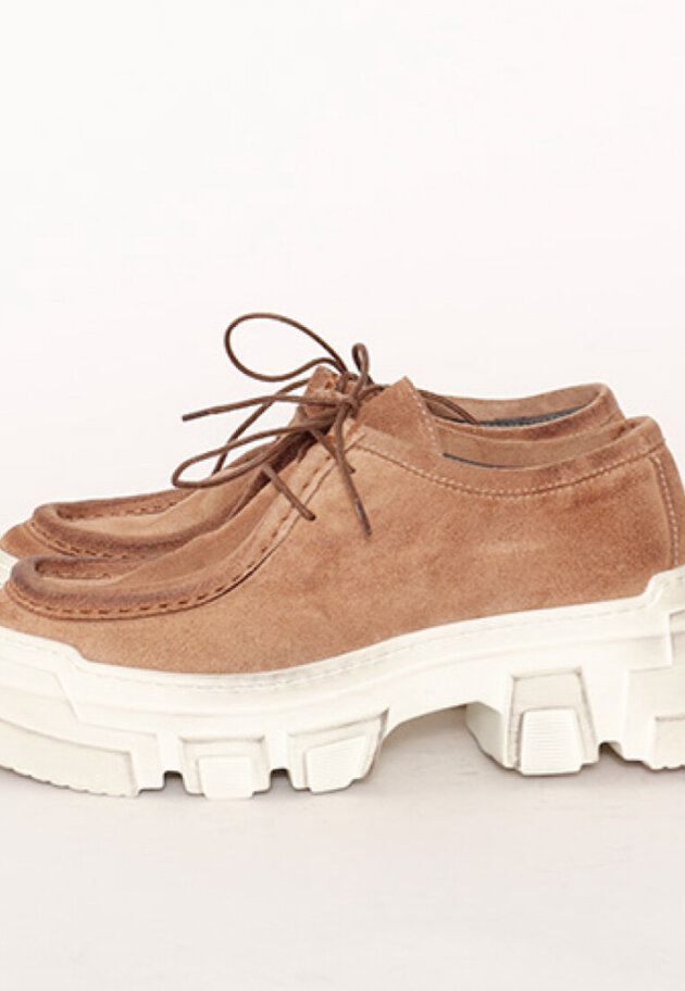 Lofina - Shoe in suede with a white chunky sole and laces