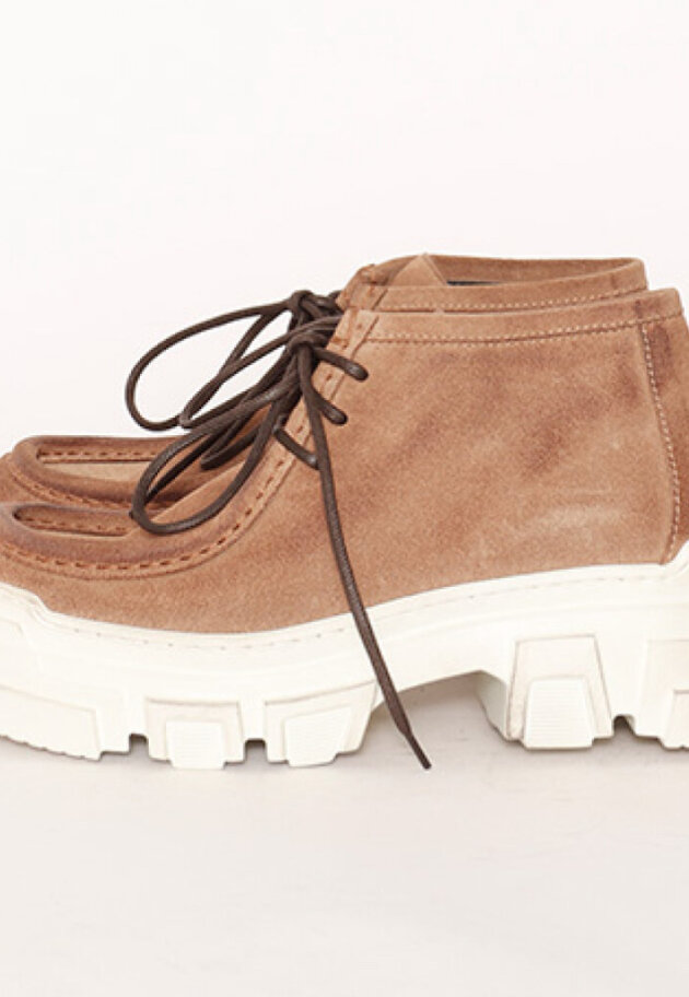Lofina - Shoe with a white chunky sole and laces