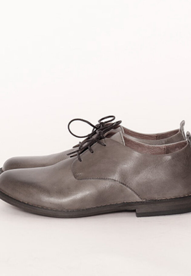 Lofina - Shoe with a leather sole