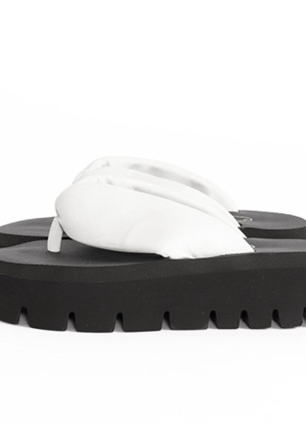 Lofina - Sandal med microsål og tå-strop