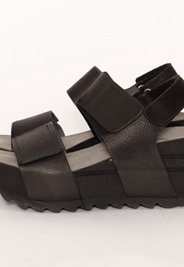 Lofina sandal med kilehæl