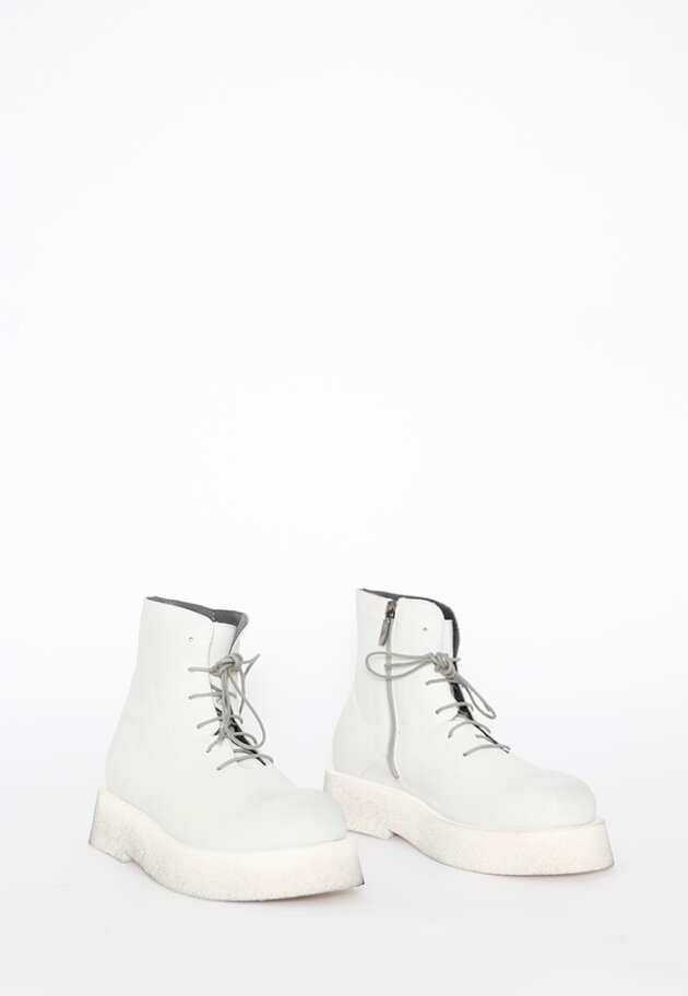 Lofina - Boot with a micro sole, a zipper and laces 