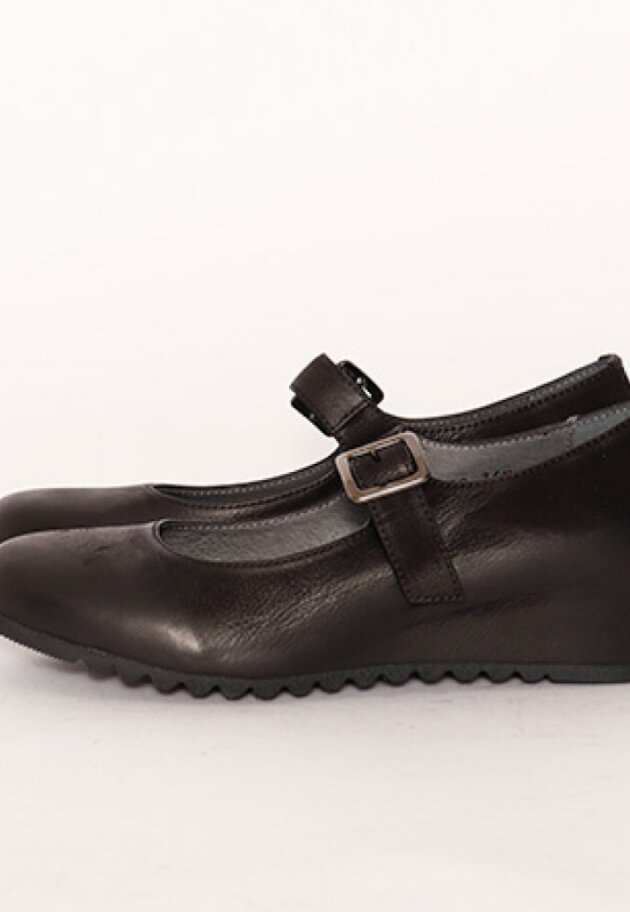 Lofina shoe with a strap and a wedge heel