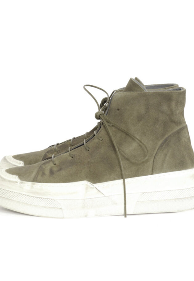Lofina - Men shoe with a black sole and laces