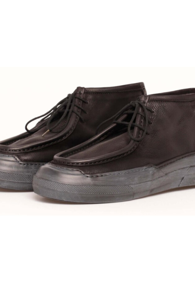 Lofina - Men shoe with a black sole and laces