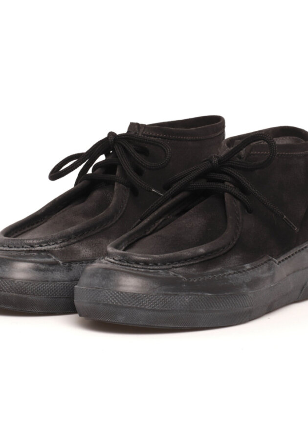 Lofina - Men shoe with a black sole and laces
