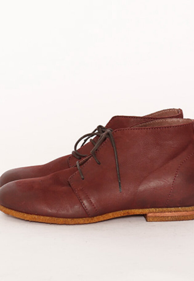 Lofina - Desert boot with a raw rubber sole