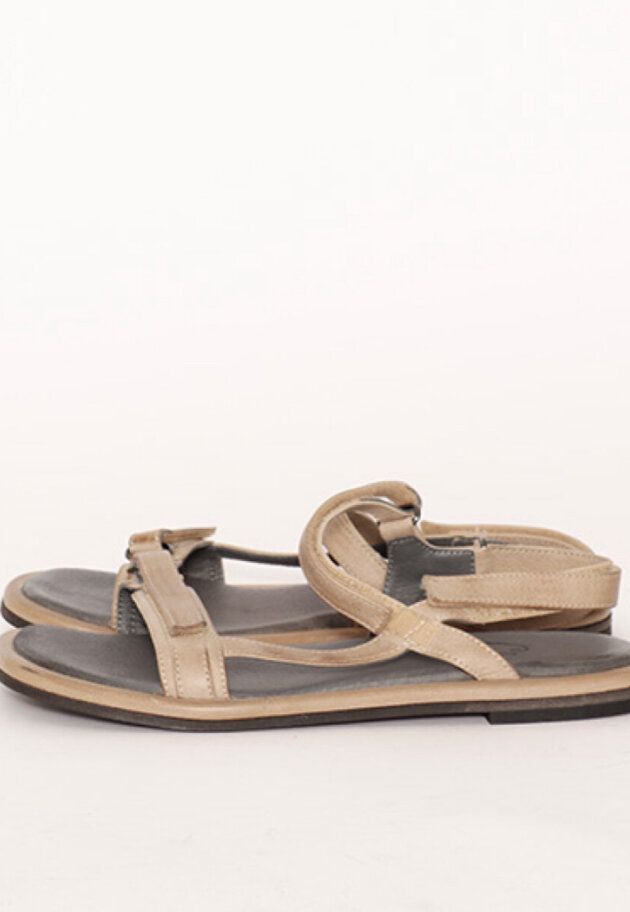 Lofina - Sandal with a leather sole and buckle
