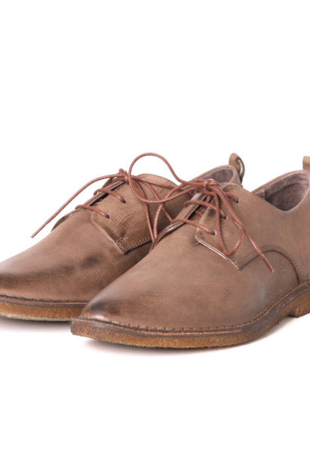 Shoe with shoelace and a raw rubber sole