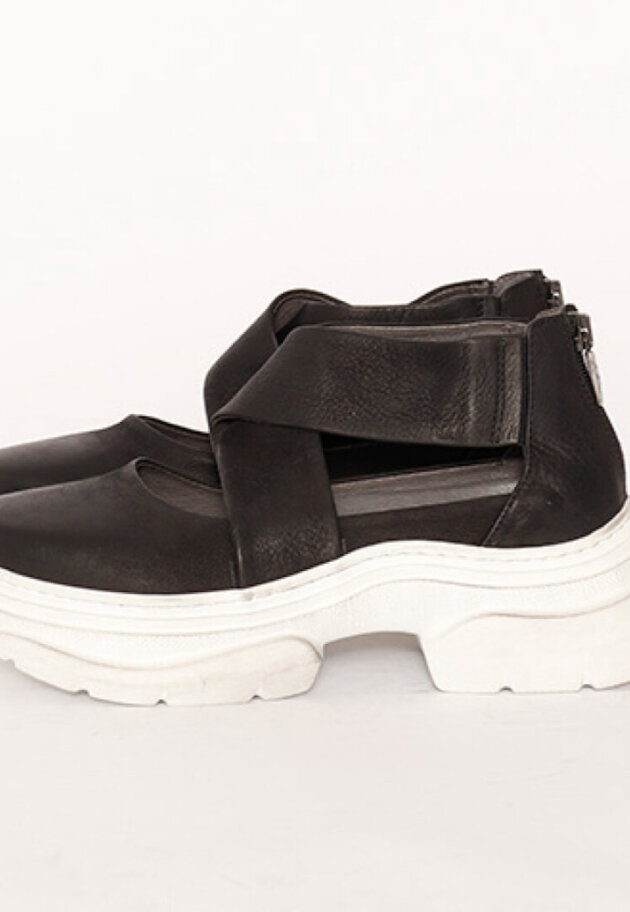 Lofina - Shoe with a white sole