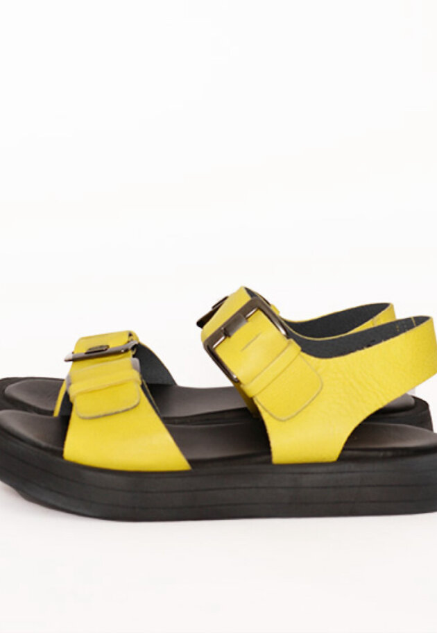 Sandal med gummisål og spænde